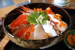 日本海の旬の幸を味わえる海鮮丼。